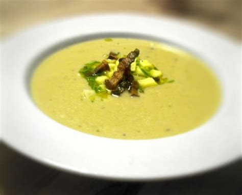 jerusalem-artichoke-soup-with-bacon-and-chives image