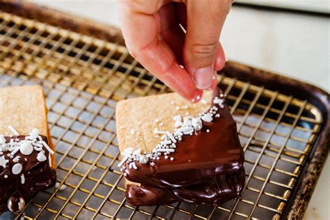 marshmallow-chocolate-grahams-with-chocolate-the image