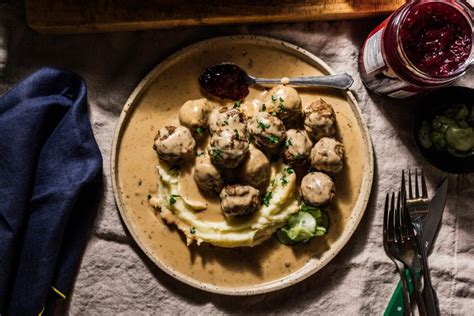 kttbullar-med-grddss-swedish-meatballs-with image