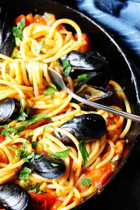 pasta-with-mussels-in-spicy-tomato-sauce image
