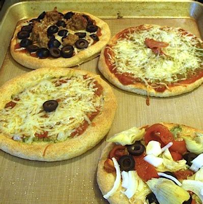 individual-homemade-pizza-pizza-bar-idea-an image