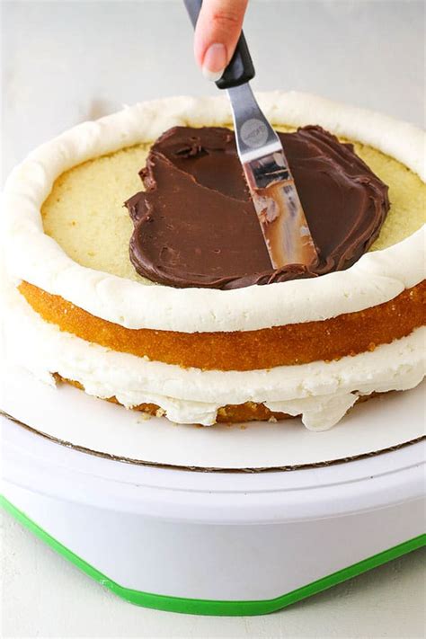 how-to-fill-and-stack-a-layer-cake image