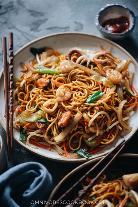 seafood-chow-mein-海鲜炒面-omnivores-cookbook image