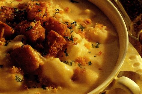 cream-of-cauliflower-and-cheddar-soup-canadian image