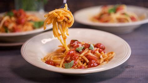 fat-spaghetti-with-garlicky-tomato-sauce-rachael image