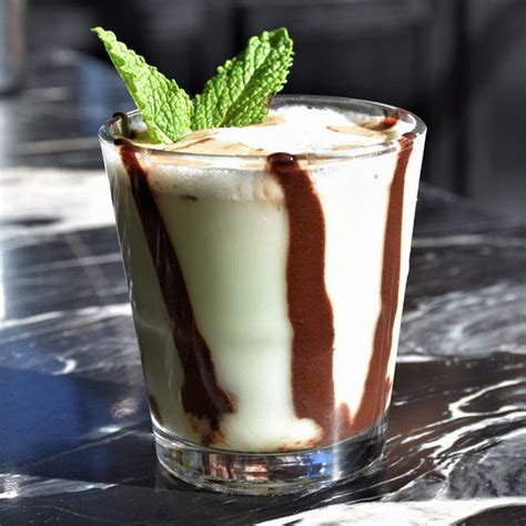 mint-chocolate-chip-shot-cocktail-recipe-liquorcom image