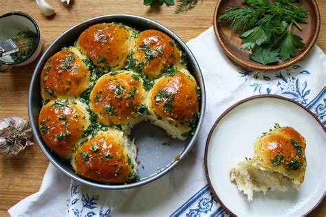pampushky-ukrainian-garlic-bread-rolls-jamie-geller image