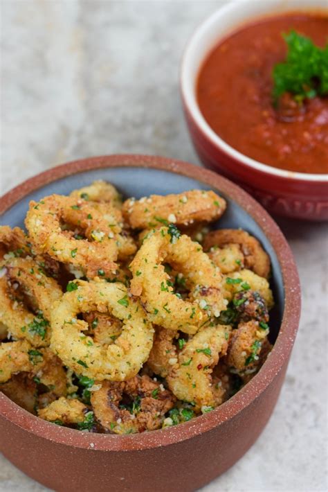 easy-fried-calamari-with-spicy-marinara-sauce-the image