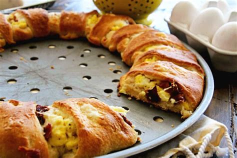 breakfast-crescent-ring-julies-eats-treats image
