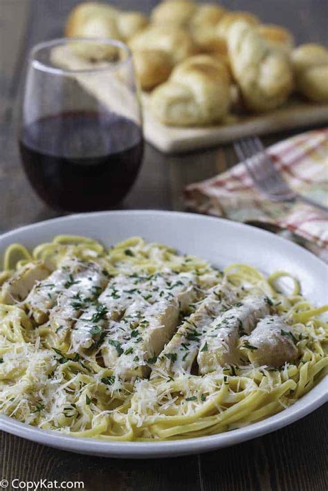 olive-garden-grilled-chicken-and-alfredo-sauce image