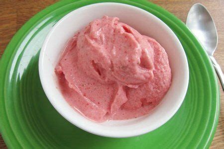 easy-strawberry-frozen-yogurt-recipe-snack-girl image