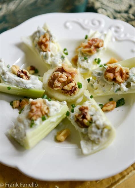 barchette-di-sedano-con-gorgonzola-e-noci-celery image