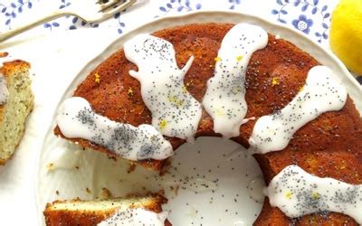 the-best-lemon-and-poppy-seed-cake-what-sarah-bakes image