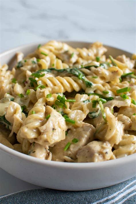 chicken-spinach-alfredo-recipe-15-minute-pasta-hint image