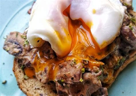creamy-garlic-mushrooms-on-toast-with-a-poached-egg image
