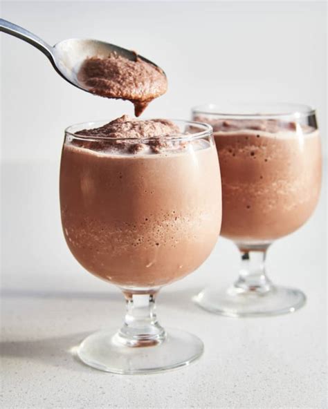 how-to-make-frozen-hot-chocolate-easy-3-ingredient image