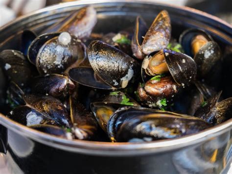 carrabbas-mussels-in-white-wine-sauce-aka-cozze image