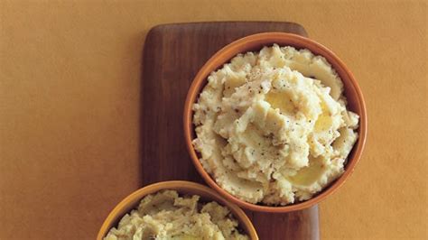 chipotle-white-cheddar-mashed-potatoes-recipe-bon image