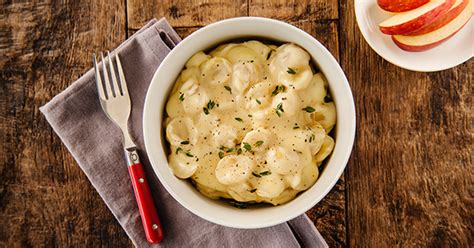 5-ingredient-smoked-gouda-thyme-mac-and-cheese image