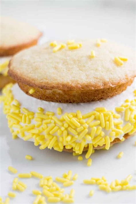 vanilla-whoopie-pie-recipe-with-marshmallow-filling image