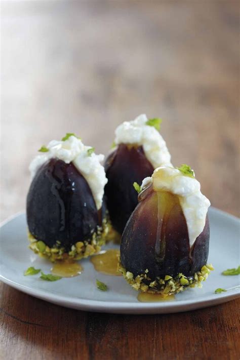 fresh-figs-with-ricotta-and-honey-leites-culinaria image