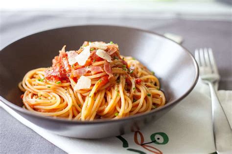 spaghetti-in-tomato-sauce-with-bacon-vibrant-plate image