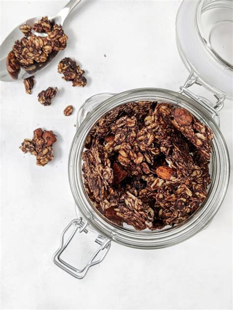 healthy-dark-chocolate-almond-granola-hayls-kitchen image