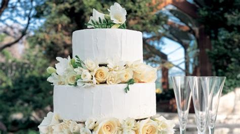 white-chocolate-and-lemon-wedding-cake-recipe-bon image