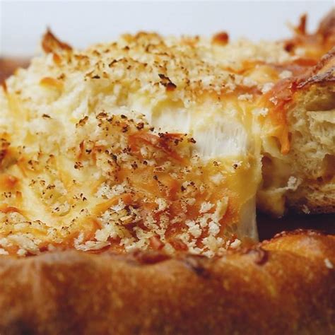 stuffed-crust-mac-and-cheese-pizza-cooking-videos image