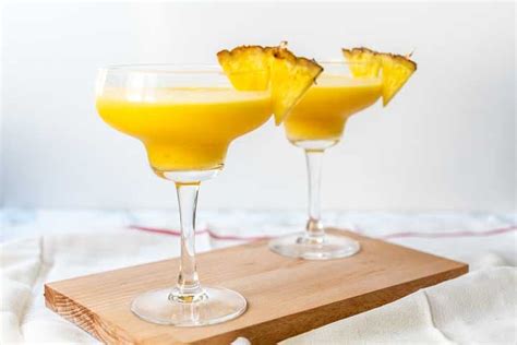 the-best-mango-daiquiri-cocktail-for-you-the-tortilla image