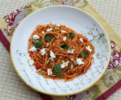 spaghetti-with-roasted-pepper-sauce-italian-food image