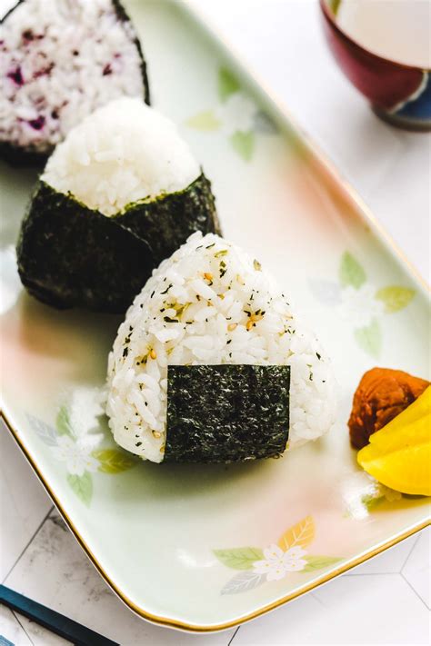 how-to-make-onigiri-japanese-rice-balls image