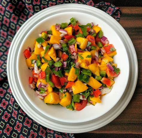 mango-salsa-recipe-vegecravings image