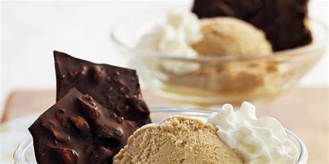 40-amazing-ice-cream-sundaes-for-indulging-your-sweet-tooth image