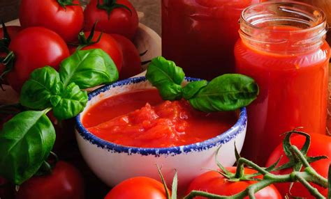 salsa-di-pomodoro-fatta-in-casa-la-ricetta-originale image