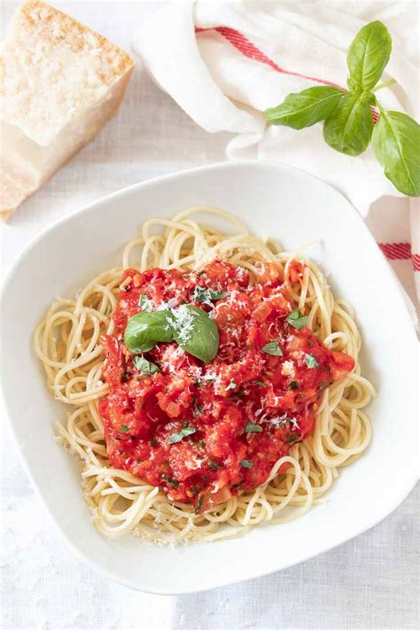 fresh-tomato-sauce-recipe-easy-italian-pasta-sauce image