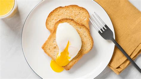 how-to-cook-basic-poached-eggs-get-cracking image