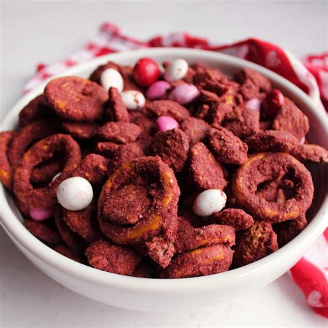 red-velvet-puppy-chow-cooking-with-carlee image