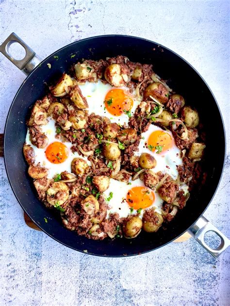 corned-beef-hash-with-fried-eggs-best-recipes-uk image