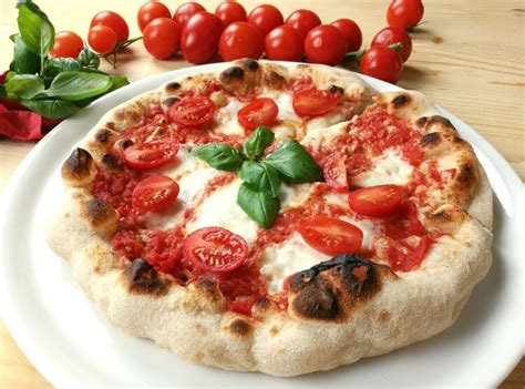 margherita-pizza-toppings-sauce-recipe-authentic image