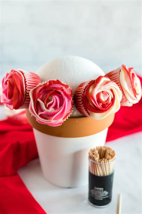 how-to-make-a-cupcake-bouquet-with-frosting-flowers image