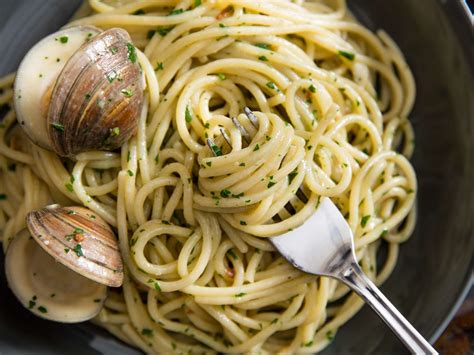 spaghetti-alle-vongole-in-bianco-with-white image