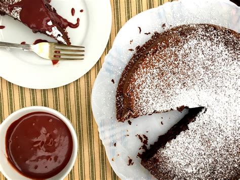 flourless-chocolate-cake-with-raspberry-chocolate-sauce image