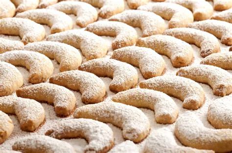 vanillekipferl-austrian-vanilla-crescent-cookies-the image