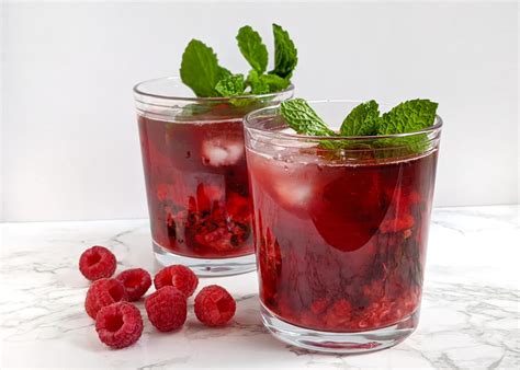 raspberry-mint-iced-tea-joy-bauer image
