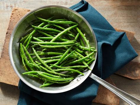heavenly-sauteed-string-beans-with-garlic-cooking image