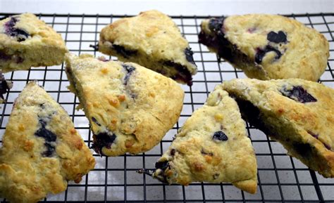blueberry-white-chocolate-scones-decanteria image