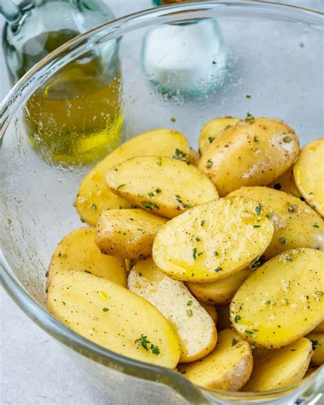 garlic-roasted-potatoes-skillet-healthy-fitness-meals image