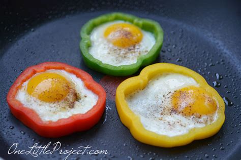 make-eggs-in-bell-pepper-rings-this-idea-is-genius-one-little image