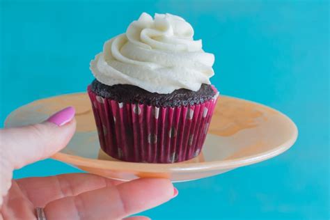 low-fodmap-chocolate-cupcakes-with-vanilla-frosting image